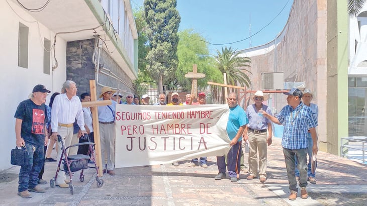 Jubilados marchan con una cruz a cuestas, exigen pensiones dignas al IMSS
