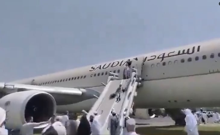 VIDEO: Evacúan avión con 300 personas por incendio de llanta