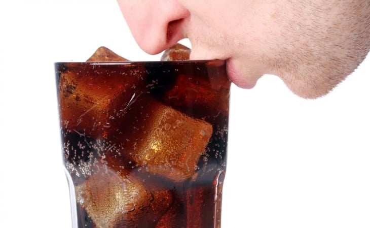 Azúcar en tu refresco de cola: ¿cuántas cucharadas consumes y qué impacto tiene en tu salud?