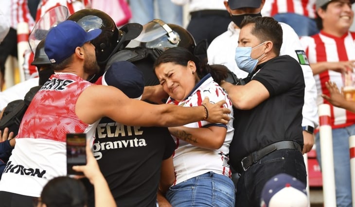 Policías, aficiones rivales y otros altercados de los seguidores de Chivas