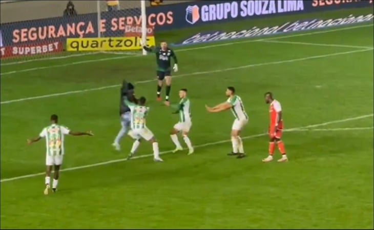 Aficionado intentó golpear a Enner Valencia tras fallar un penalti