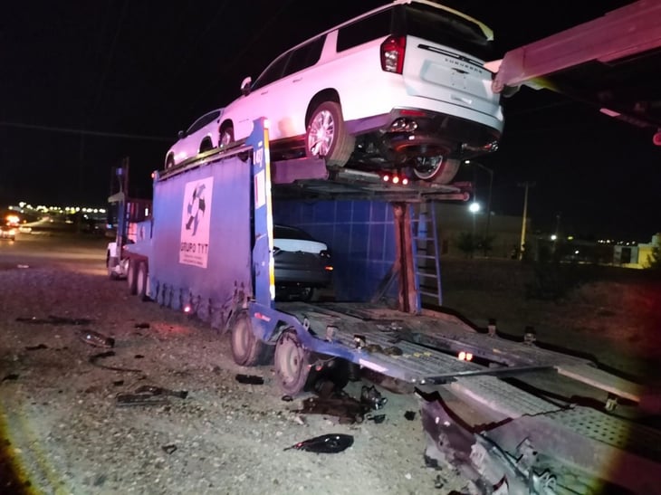 Camión transportador de vehículos causa aparatoso accidente vial