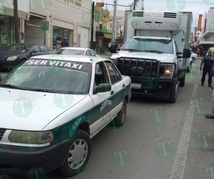 Taxista imprudente causa choque en la Zona Centro de Monclova