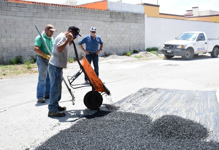 Ayuntamiento avanza con programa de bacheo en colonias y avenidas