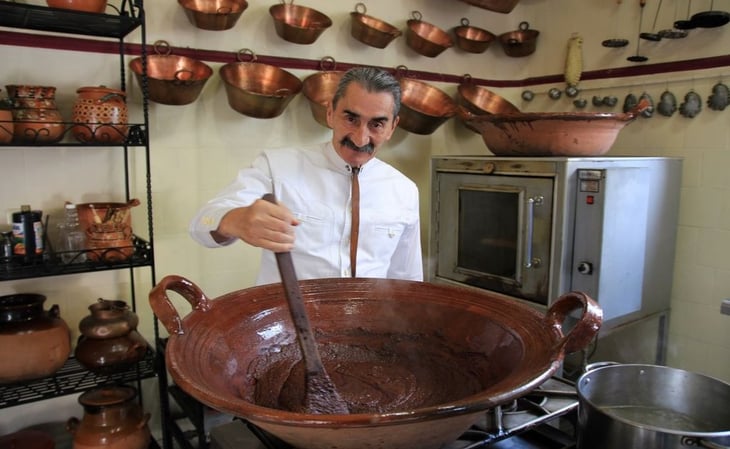 Cómo curar las cazuelas y ollas de barro, según chef Yuri de Gortari