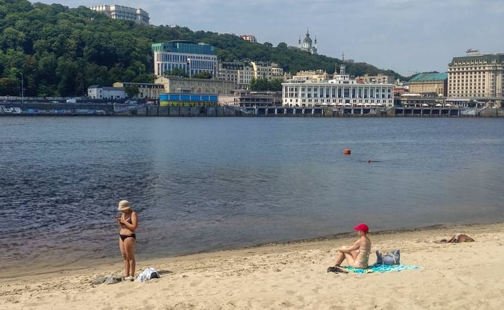 Ucranianos se refugian en las playas de Kiev ante ola de calor y apagones