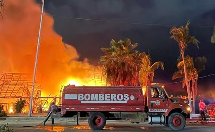 Se incendian tres restaurantes en la playa Papagayo en Acapulco
