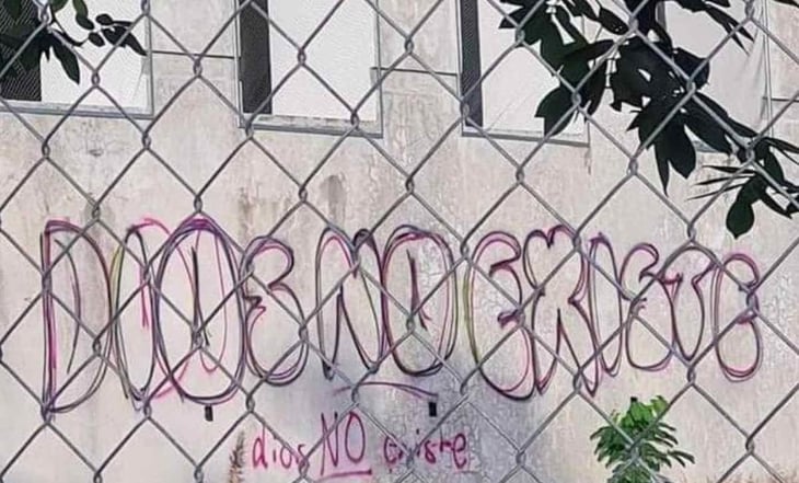 Descubren a hombre 'grafiteando' iglesia, logra escapar