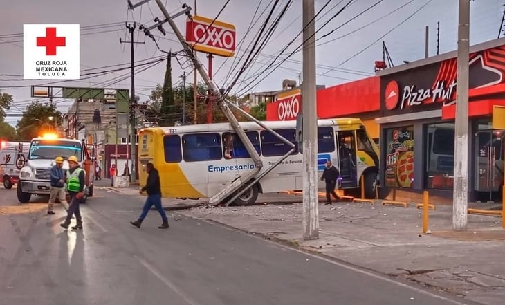 Autobús choca contra Oxxo en Toluca; hay 14 lesionados