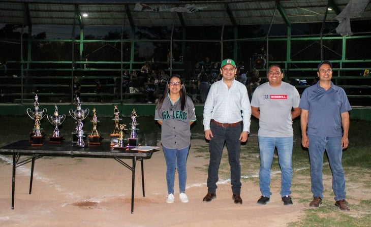 Alcalde de Allende celebra a los campeones de la liga infantil de béisbol con entrega de trofeos
