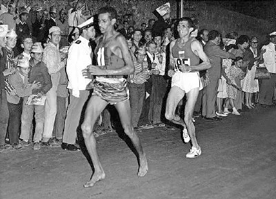 La historia de Abebe Bikila, el primer africano que ganó una medalla de oro en Juegos Olímpicos