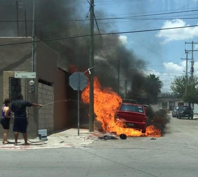 Se incendia vehículo a las afueras de un domicilio particular en PN