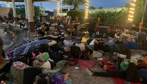 Caravana migrante descansa en Ciudad Hidalgo, Chiapas