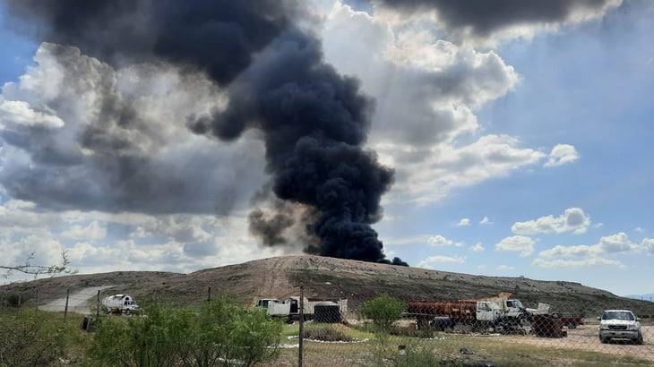 Equipos de emergencia siguen trabajando en el incendio del relleno sanitario