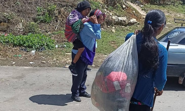 Bloqueo carretero en Oxchuc, Chiapas, obliga a cargar a enfermos