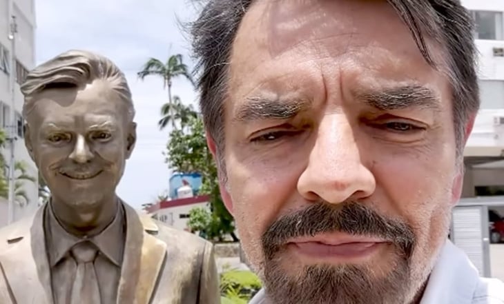 Eugenio Derbez conoce su estatua acapulqueña y pide a la gente ayudar al puerto guerrerense