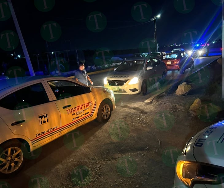 Descuido al volante provoca choque entre taxis en Monclova