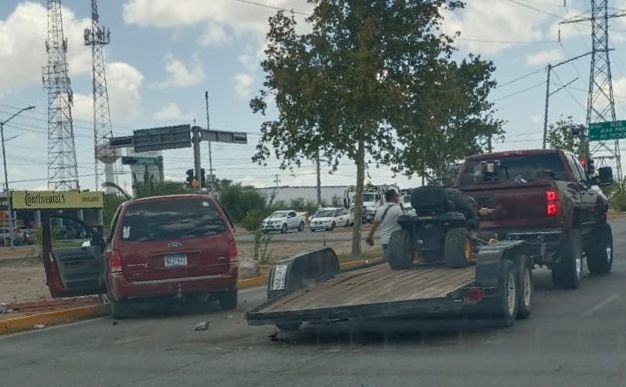 Mujer se queda sin frenos y provoca accidente vial