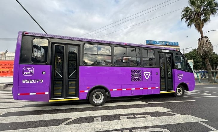 Autobús de transporte público choca con poste de luz en Iztapalapa