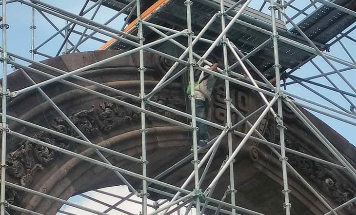 Hombre intenta suicidarse desde el Arco de la Independencia en Monterrey