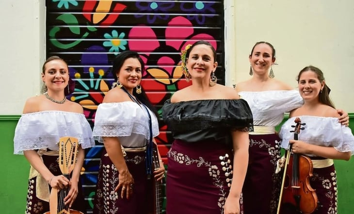 “Arrieras somos”, un mariachi de mujeres que fascina en París