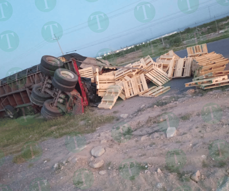 Queda acostado tráiler que transportaba tarimas 