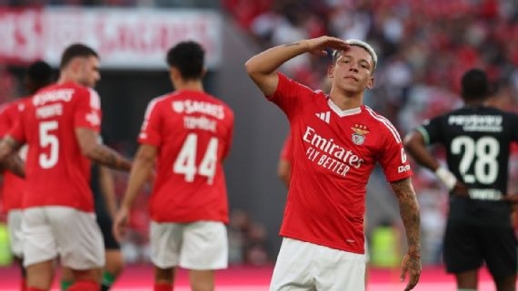 Feyenoord de Santi Giménez cae goleado ante Benfica en Portugal