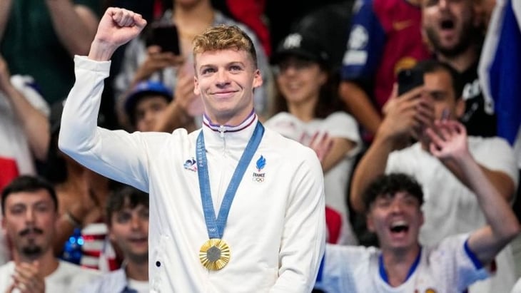 Leon Marchand gana el oro y rompe récord de Michael Phelps en los 400 metros