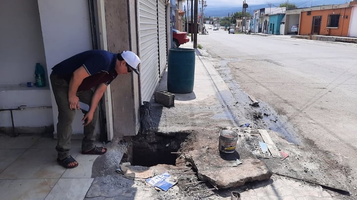 Obrero clama ayuda por problema de aguas negras en Monclova 