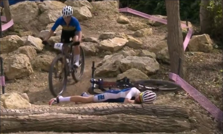 VIDEO: Ciclista francesa queda inconsciente tras sufrir accidente