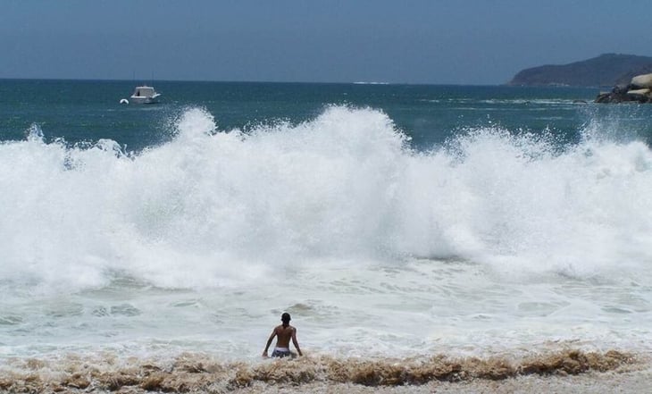 Rescatan a 6 turistas en playas de Mazatlán