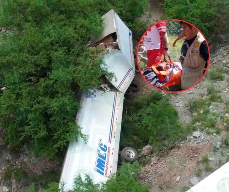 Rescatan a chofer de tráiler tras caer a barranco en el tramo de la Muralla