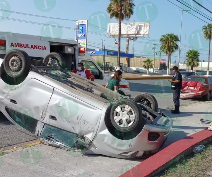 Mujer choca y vuelca en Jardines de la Salle de Monclova