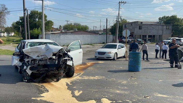 Ebrio sujeto omite un alto y destroza su unidad al chocar con un tráiler