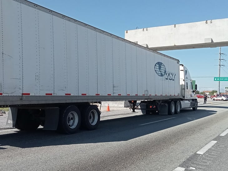 Protestan decenas de transportistas en autopista a Monterrey