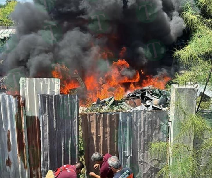 Voraz incendio en Yonke Romo calcina diez vehículos 