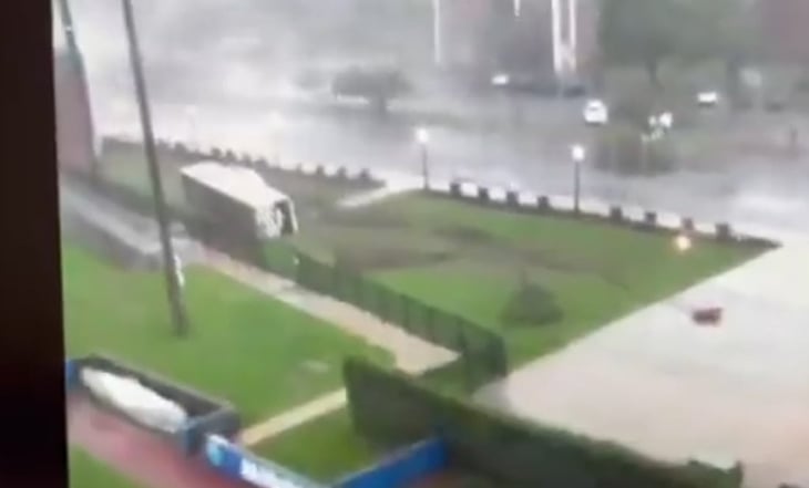 VIDEO: Tornado arrastra remolque de camión en universidad de Tennessee