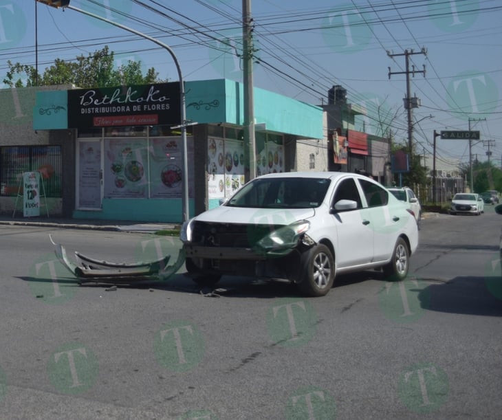 Conductora intenta ganarle a la luz amarilla y provoca fuerte choque