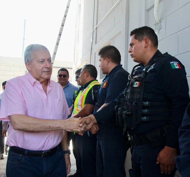 Supervisa 'Chema'  Fraustro rehabilitación de Estación de Bomberos Guayulera