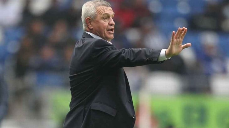 Javier Aguirre sale por puerta alterna del AICM en su arribo a México