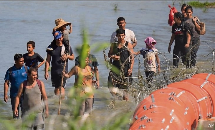 Texas seguirá luchando para mantener la barrera de boyas en la frontera 