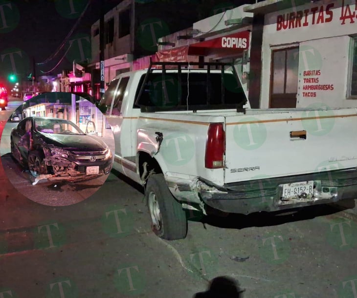 Jóvenes ebrios chocan contra camioneta en la colonia Obrera del Sur