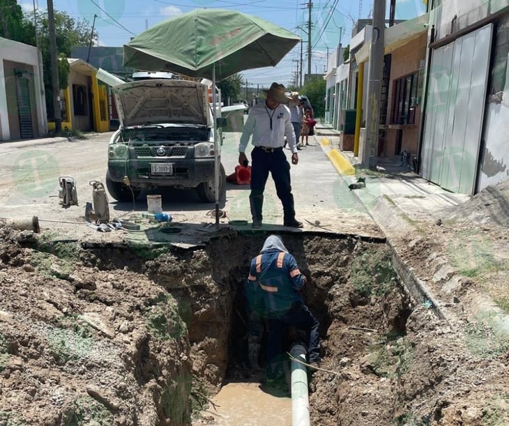 Simas atiende gran fuga de agua en la colonia Otilo Montaño de Monclova