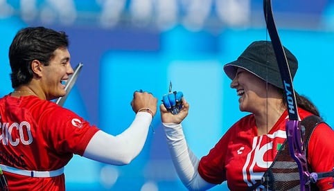 Mexicanos avanzan a Cuartos de Final en equipo mixto de tiro con arco