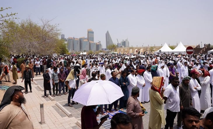 Miles de personas despiden a Haniyeh en un multitudinario funeral en Doha