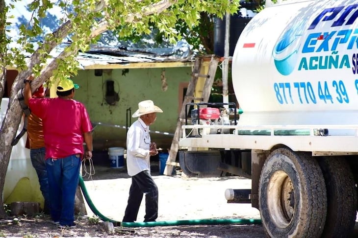 Abastecen con pipa a viviendas en Jiménez sin acceso al agua