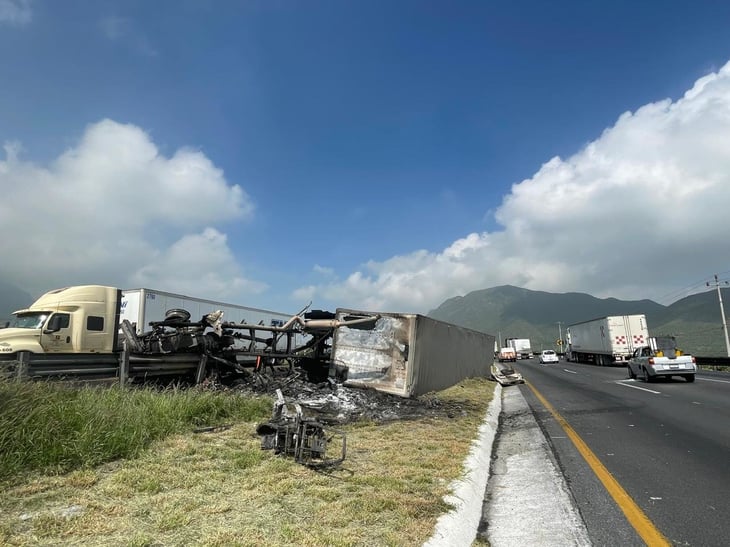 Vuelca y se incendia tráiler en carretera Monterrey-Saltillo