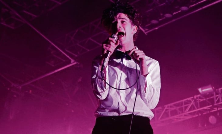 The 1975 enfrenta demanda por beso de Matty Healy a su bajista en Malasia