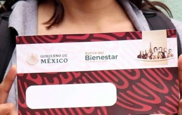 Estafan a estudiante con beca del Bienestar