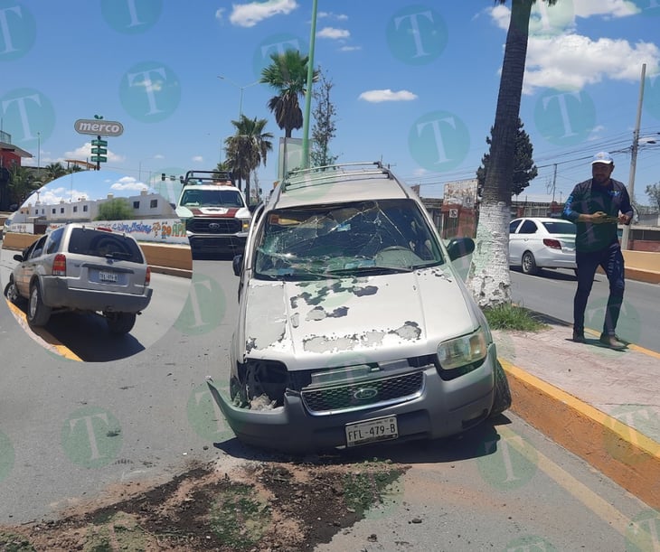 Conductor la vio cerca: Destroza su camioneta contra el camellón